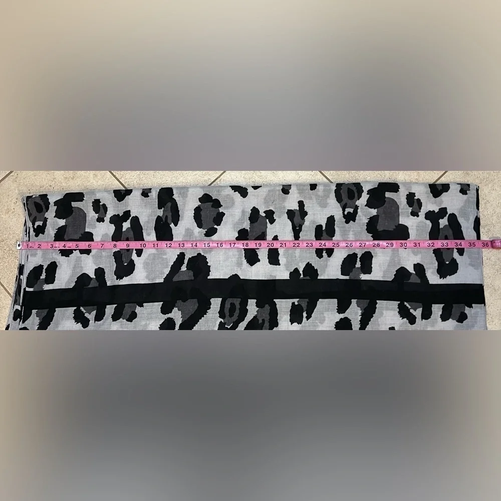 NWT Rectangular Black and White Wrap - Picture 6 of 7